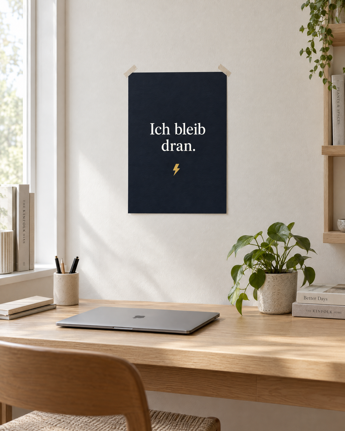 Poster „Ich bleib dran.“ in Navy über dem Schreibtisch (Visualisierung)