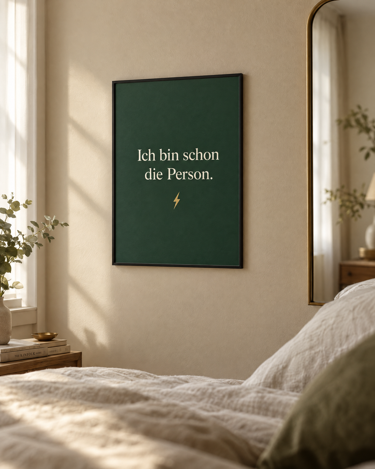 Gerahmtes Poster „Ich bin schon die Person.“ neben dem Spiegel (Visualisierung)