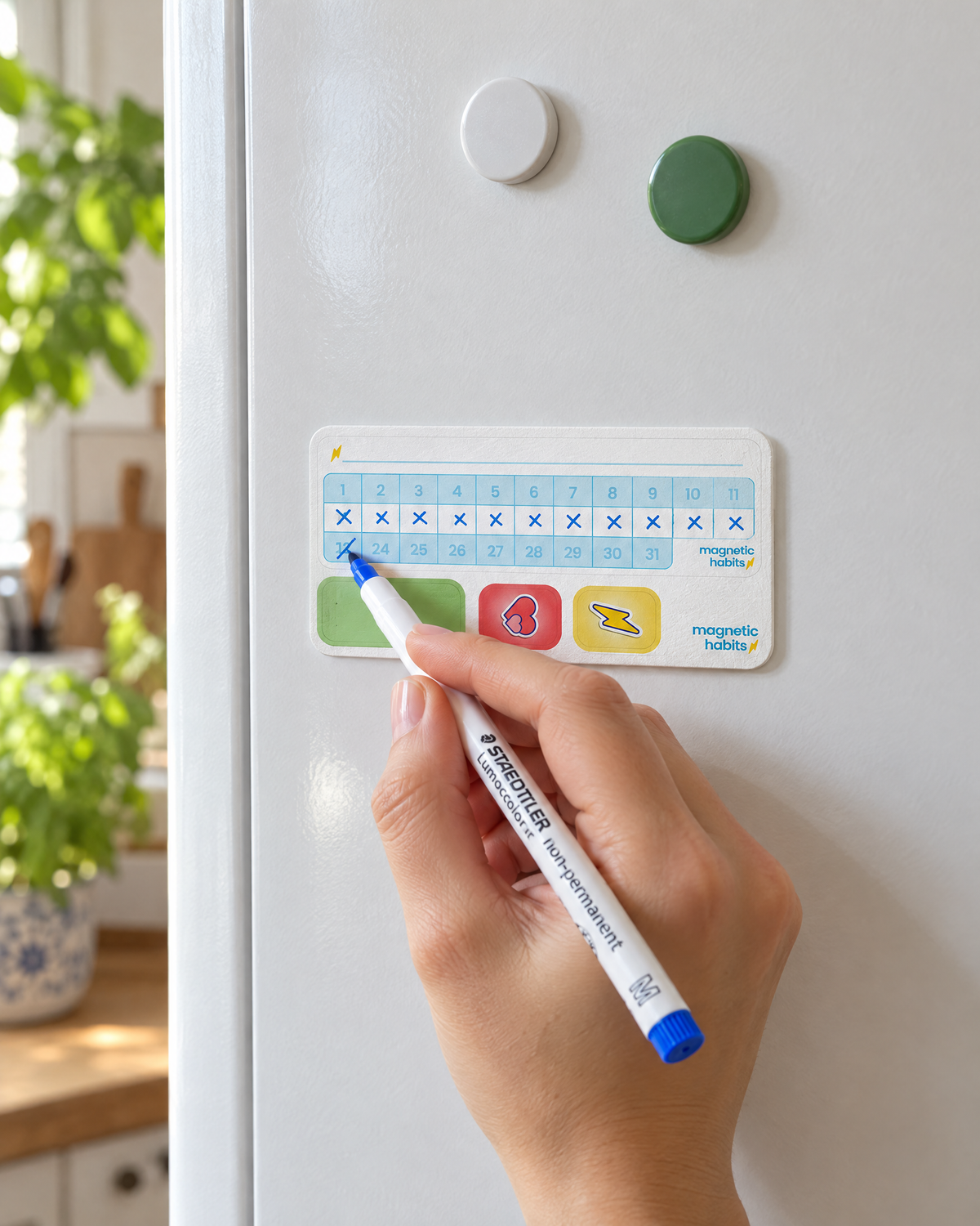 31-Tage-Tracker am Kühlschrank, eine Hand setzt das zwölfte Kreuz (Visualisierung)