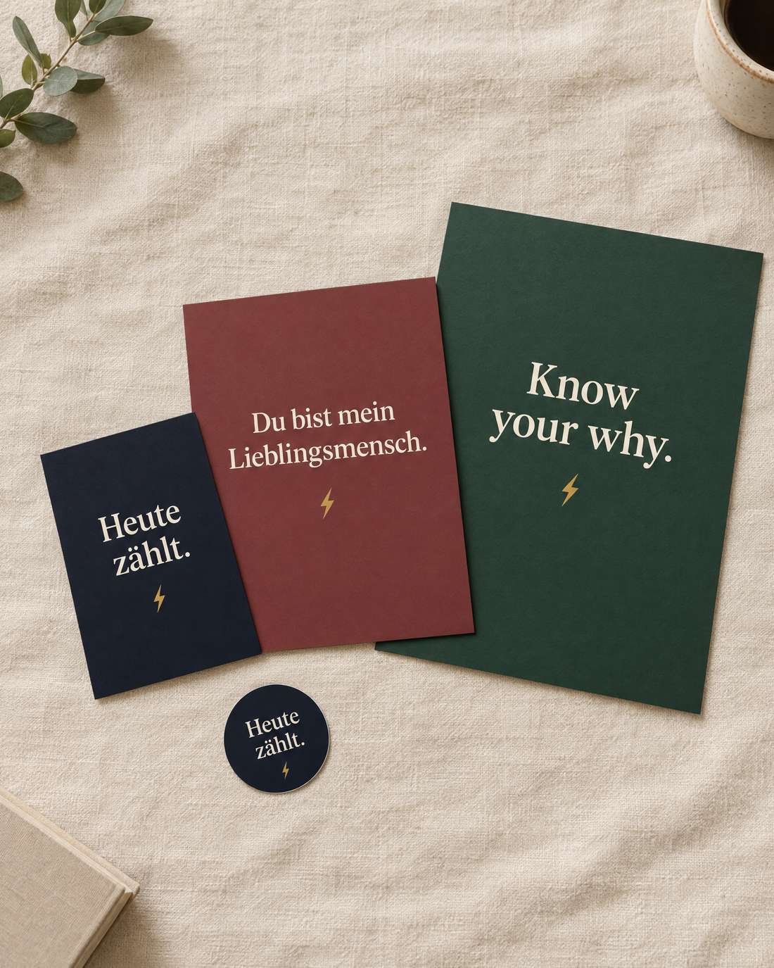 Drei Postergrößen A6, A5 und A4 mit passendem Sticker (Visualisierung)