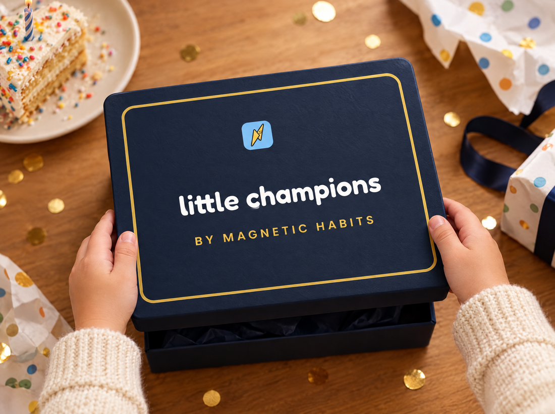 Kinderhände öffnen die Geschenk-Box