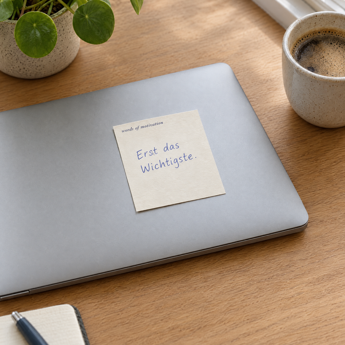 Eine Note am Laptop: Erst das Wichtigste